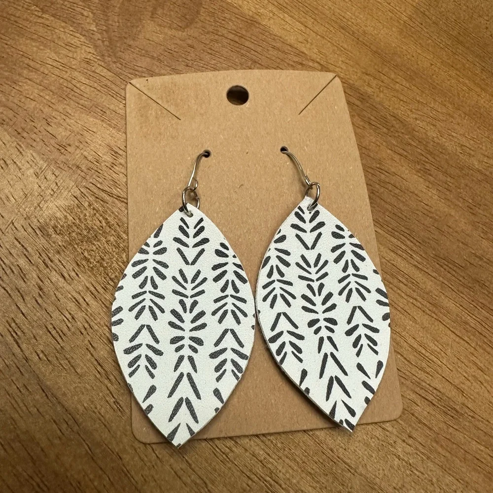 5/ $10 Leaf Pattern‎ Black and White Earrings